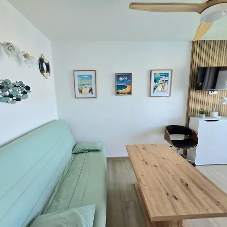 Apartment La Tortue : Terrasse Avec Vue Sur Le Port En