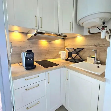 Apartment La Tortue : Terrasse Avec Vue Sur Le Port En *